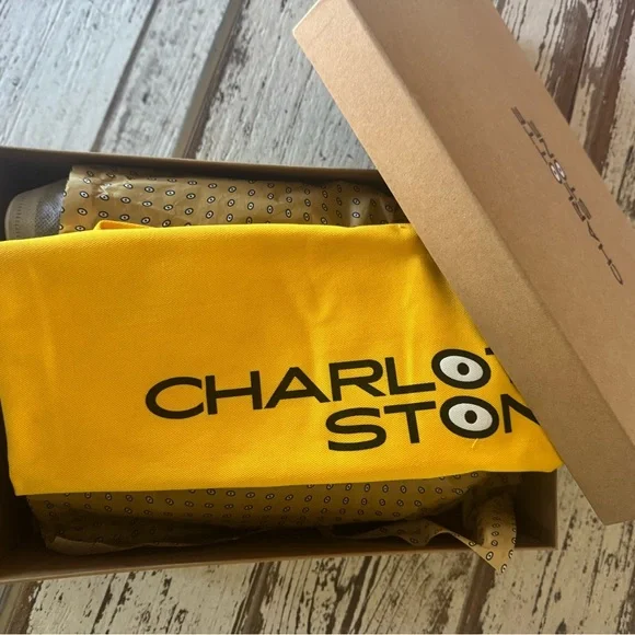 CHARLOTTE STONE “Aubrey woven” in carnation! Comes w/ FREE C.S. tote&duster bags